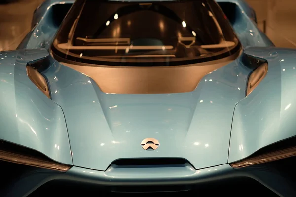 NIO EP9 'un önünde. NIO bir Çin elektrikli araç markası. Bulanık arkaplan