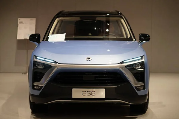NIO ES8 'in önünde. NIO bir Çin elektrikli araç markası..