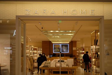  ZARA mağazasının ön cephesi. Bir ev eşyaları ve döşeme markası.
