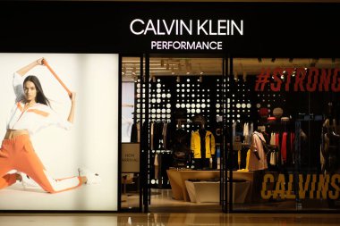 CALVIN KLEIN mağazasının ön cephesi. Bir Amerikan moda markası.
