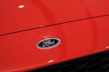 Kırmızı arabanın üzerindeki Ford logosunu kapat.
