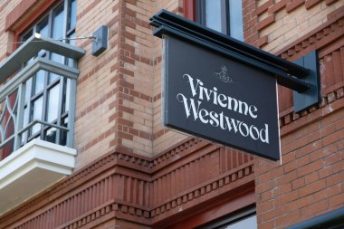 Dükkanın önünde asılı duran Vivienne Westwood 'un dükkan tabelasını kapat. İngiliz moda markası