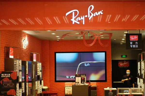 Ray Ban商店的立面一个有名的眼镜品牌 — 图库照片