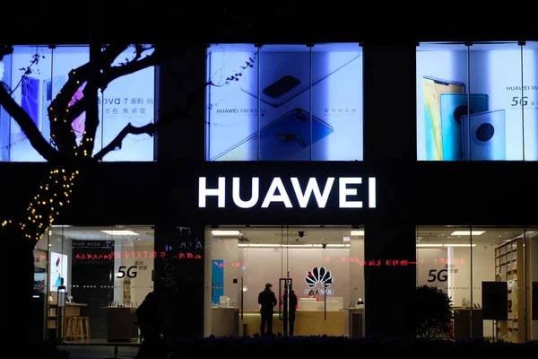 Fachada Loja Emblemática Huawei Noite China Uma Marca Eletrônica Chinesa — Fotografia de Stock