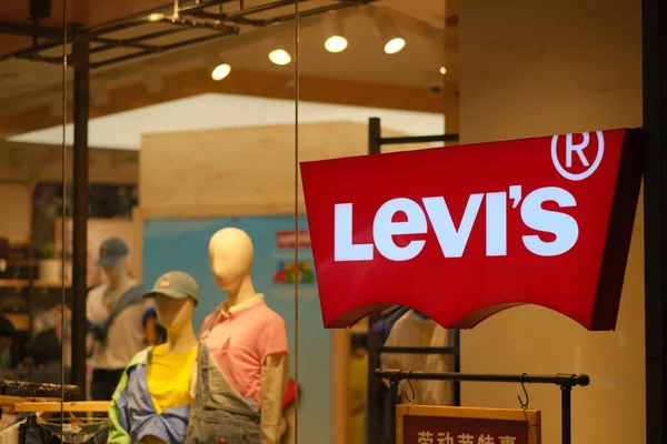 Close Shop Sign Levis American Jeans Brand — Stock Photo, Image
