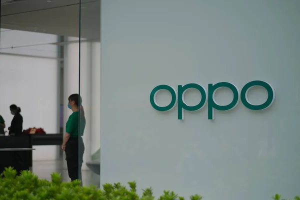 Close Oppo Shop Sign Exterior Wall Store Blur Shop Staff — Stock Photo, Image