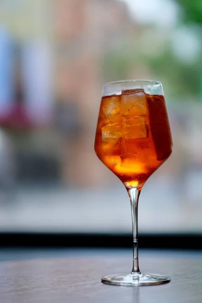 Stänga Ett Vinglas Bordet Med Orange Färg Cocktail Isbitar Och — Stockfoto