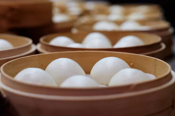 Zavřete Bílé Fazolové Bochánky Parnících Tradiční Čínská Dim Sum Rozmazat — Stock fotografie