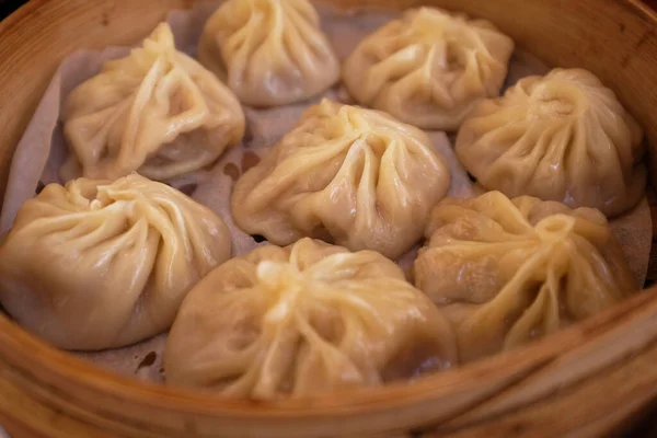 Fechar Vários Pães Sopa Vapor Bambu Deliciosa Popular Comida Tradicional — Fotografia de Stock