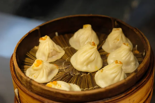 Nahaufnahme Krabbenknödel Suppe Bambusdampfer Unter Licht Traditionelles Chinesisches Essen Hintergrund — Stockfoto