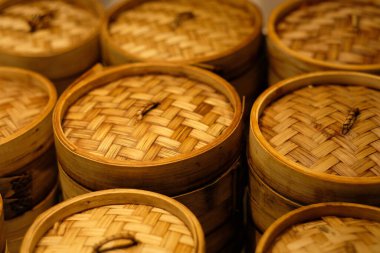 Yiyecek buharı yığınını kapat (bambudan yapılmış). Çin mutfağı kültürü kavramı. Bulanık arkaplan