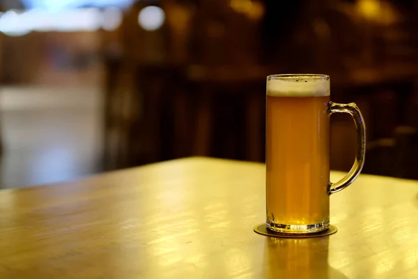 Close One Mug Beer Wooden Shiny Table Bar Blur Background — Stock Photo, Image
