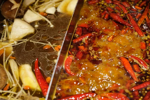 Cerrar Olla Caliente Tradicional Chino Doble Sabor Los Pimientos Rojos —  Fotos de Stock