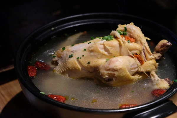 Закрийте Суп Курчат Чорному Горщику Традиційна Кухня Китаю Кореї Темному — стокове фото