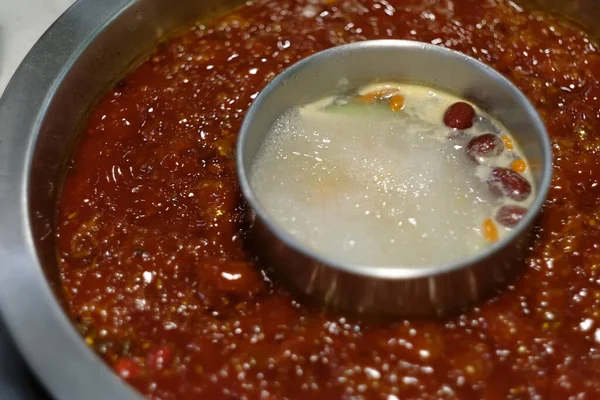 Закрийте Китаєць Двома Смаками Гарячого Посуду Тлі Бліх — стокове фото