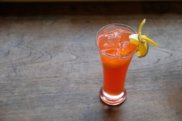 Stänga Ett Glas Apelsincocktail Med Fruktskiva Mönstrat Träbord Suddig Bakgrund — Stockfoto