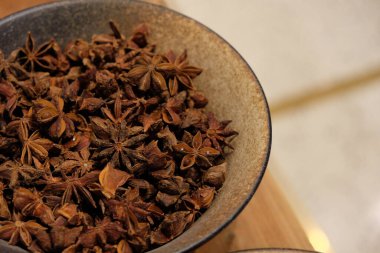 Bir sürü yıldız anason tabaklarını kapatın. Bulanık arkaplan. Lezzetli baharat.