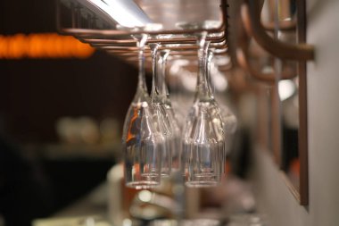 Geceleri barda baş aşağı içki bardaklarını kapat. koyu bulanık arkaplan  