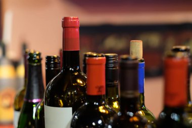 Geceleri barda bir sürü şarap şişesinin boynu kapanır. Bulanık arkaplan