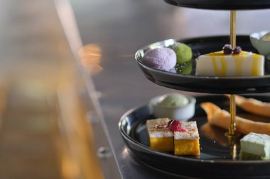 Tatlı kulesindeki tatlıyı kapat. Bulanık arkaplan