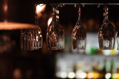 Geceleri barda baş aşağı asılı duran bardakları kapat. Bulanık arkaplan