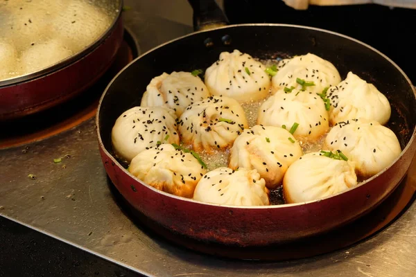 Weiße Gebratene Brötchen Einer Runden Pfanne Unter Licht Auf Der — Stockfoto