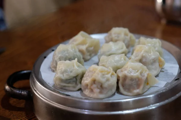 Cerrar Dumpling Coreano Vapor Con Relleno Carne Verduras Vapor Fondo — Foto de Stock