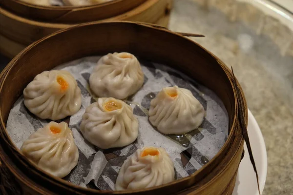 Aus Nächster Nähe Gedünstete Brötchen Mit Krabbenfleisch Dampfgarer Traditionelle Chinesische — Stockfoto