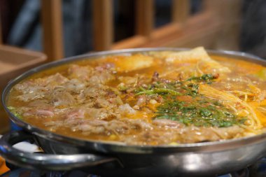 Sıcak Kore tenceresini kapatın. Bulanık arkaplan