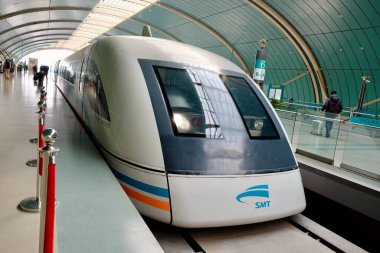 Şangay / Çin-Aralık 2016: Longyang İstasyonu 'ndan Şangay Pudong Uluslararası Havaalanı' na Maglev Treninin lokomotifi. Şangay ve Çin 'deki ilk Maglev Treni. 2006 'da tamamlandı