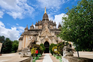 Muhteşem Gawdawpalin Tapınağı 'nın ön girişi mavi gökyüzü beyaz bulutlarının altında. Bagan Myanmar 'da. Perspektif ve geniş açı