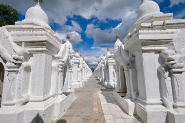 Kuthodaw Pagoda, Mandalay, Burma 'da (Myanmar) mavi güneşli gökyüzü beyaz bulutlarıyla beyaz stupa manzarası