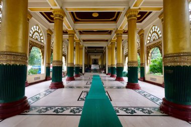 Yangon / Myanmar-Eylül 2019: Shwedagon Pagoda içinde büyük altın sütunlar ve patika. Geniş açı açısı