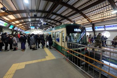 Fujisawa / Japonya-Aralık 2019: Fujisawa İstasyonu 'nda insanlar trene binmek için kuyruğa giriyor. Enoshima Elektrik Demiryolunun başlangıç noktası