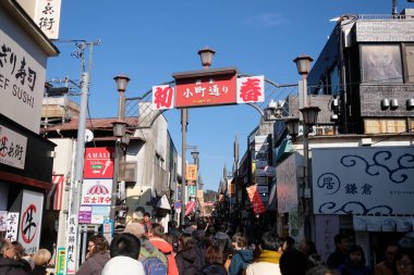 Kamakura, Kanagawa / Japonya-Aralık 2019: Güneşli bir günde Komachi Caddesi. Restoranları ve yerel ürünleriyle ünlü bir alışveriş caddesi..