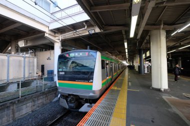 Tokyo / Japonya-Aralık 2019: JR treni istasyonda. Geniş açı ve perspektif