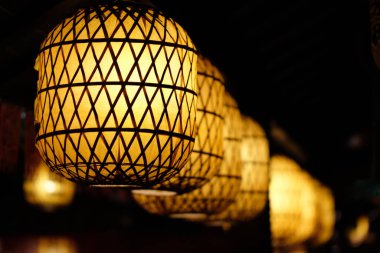 Koyu arkaplandaki sarı Çin fenerlerini kapatın. Bulanık arkaplan. Bakış açısı