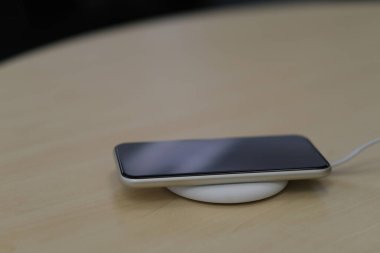 Bir akıllı telefonu kablosuz şarjla kapat. Bulanık arkaplan