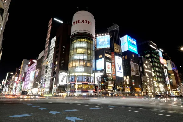 Tokyo / Japonya-Aralık 2019: Ginza 'da gece yol ayrımından geçen arabalar. Tokyo 'nun popüler lüks alışveriş bölgesi.