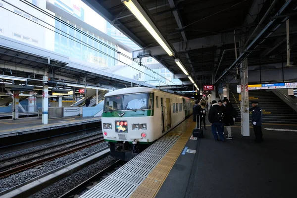 Tokio Japan Dezember 2019 Japanischer Bahn Zug Bahnhof Passagiere Warten — Stockfoto