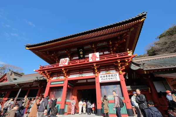 Kamakura, Kanagawa / Japonya-Aralık 2019: Güneşli bir günde Tsurugaoka Hachimangu Tapınağı. Bir Budist tapınağı. Etrafta turistler var. Geniş açı