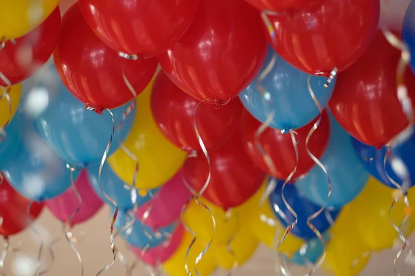 Gümüş kurdeleli renksiz hidrojen balonları ara. Parti arkaplanı