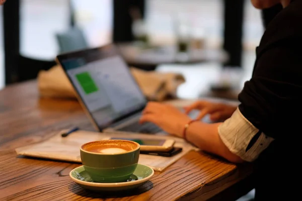 Kvinna Som Använder Bärbar Dator Och Jobbar Kafé Suddig Bakgrund — Stockfoto