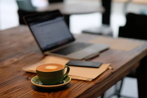 Een Kopje Koffie Wazig Laptop Computer Houten Tafel Werken Cafe — Stockfoto