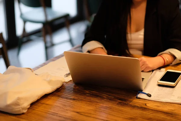 Een Vrouw Met Een Laptop Die Een Café Werkt Vervagen — Stockfoto