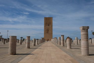 Hasan Kulesi, tamamlanmamış bir caminin minaresi 1195 'te başladı, Rabat, Fas, Kuzey Afrika. Simetrik. Sarı kahverengi sütun, güneşli mavi gökyüzünün altında duruyor.