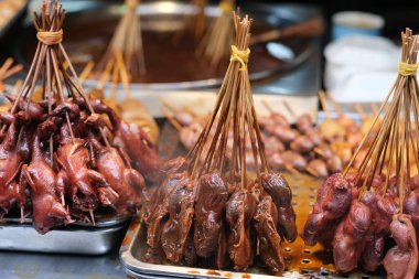 Çin güvecinde pişirilmiş çeşitli geleneksel etleri kapatın. Tavuk taşağı, ördek taşağı ve bıldırcın.