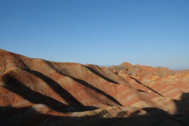 Gün batımında renkli Danxia Landform dağ sırtı. Çin 'in Zhangye şehrinde..