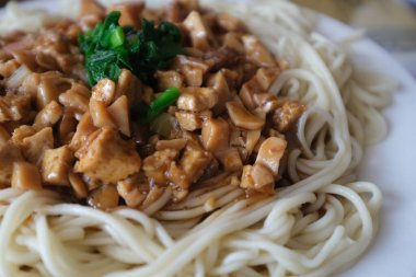 Çin eriştesini sos sosuyla kapat. Yumuşak odaklanma. Dunhuang, Gansu ve Xinjiang 'da geleneksel Çin yemekleri.