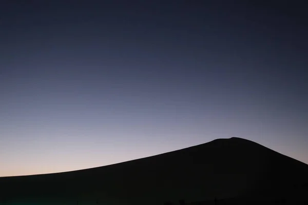 砂の砂丘の美しい夜景 シンプルさ — ストック写真